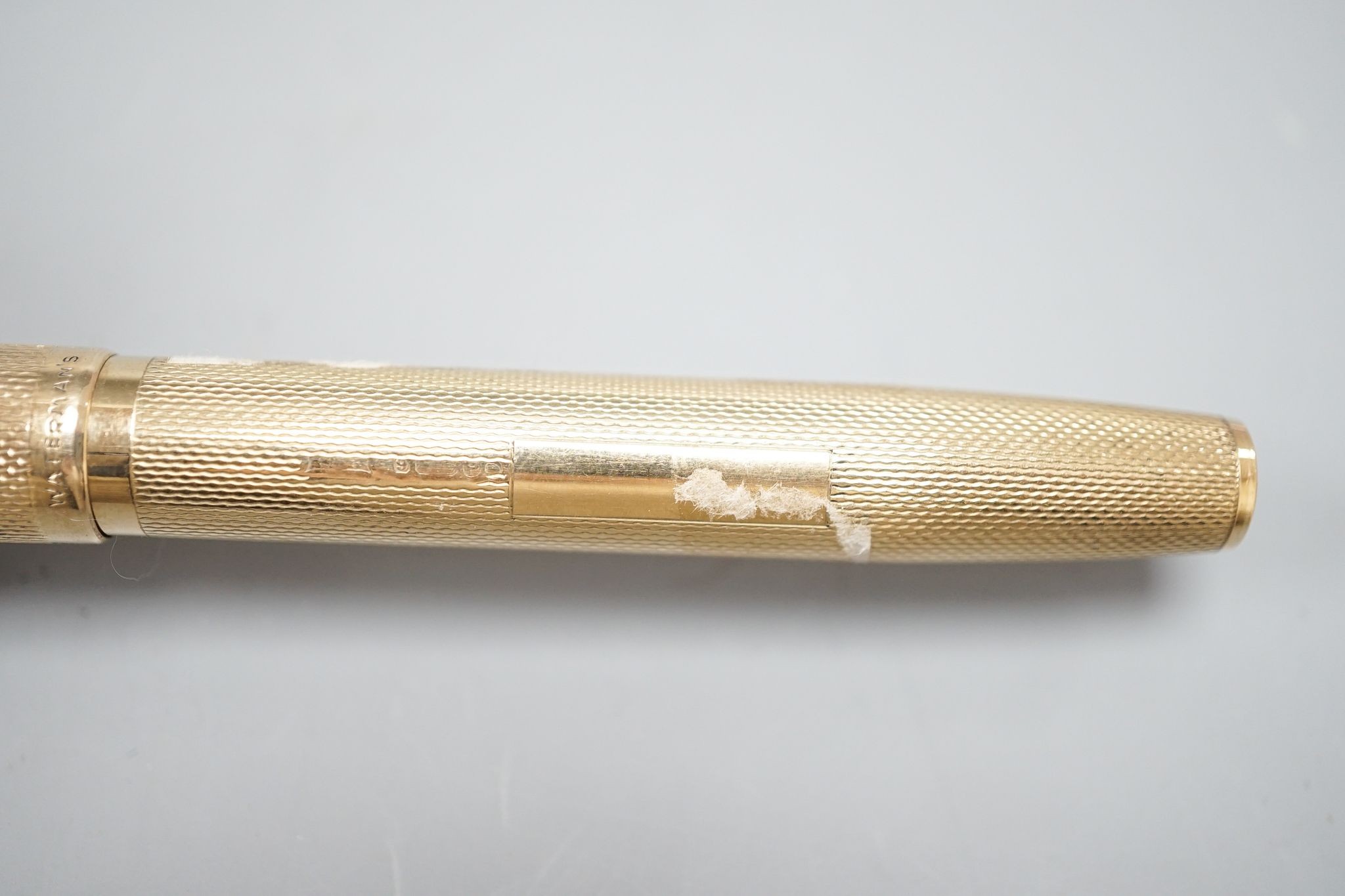 A 1940's Waterman's engine turned 9ct gold cased fountain pen, 12.9cm